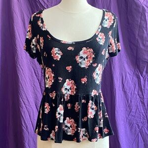 Hot Topic Skulls & Roses Black Babydoll Peplum Tee. Size XS.